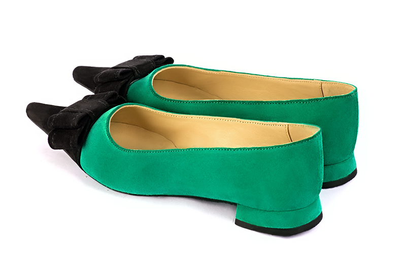 Matt black and emerald green women's dress pumps, with a knot on the front. Pointed toe. Flat flare heels. Rear view - Florence KOOIJMAN